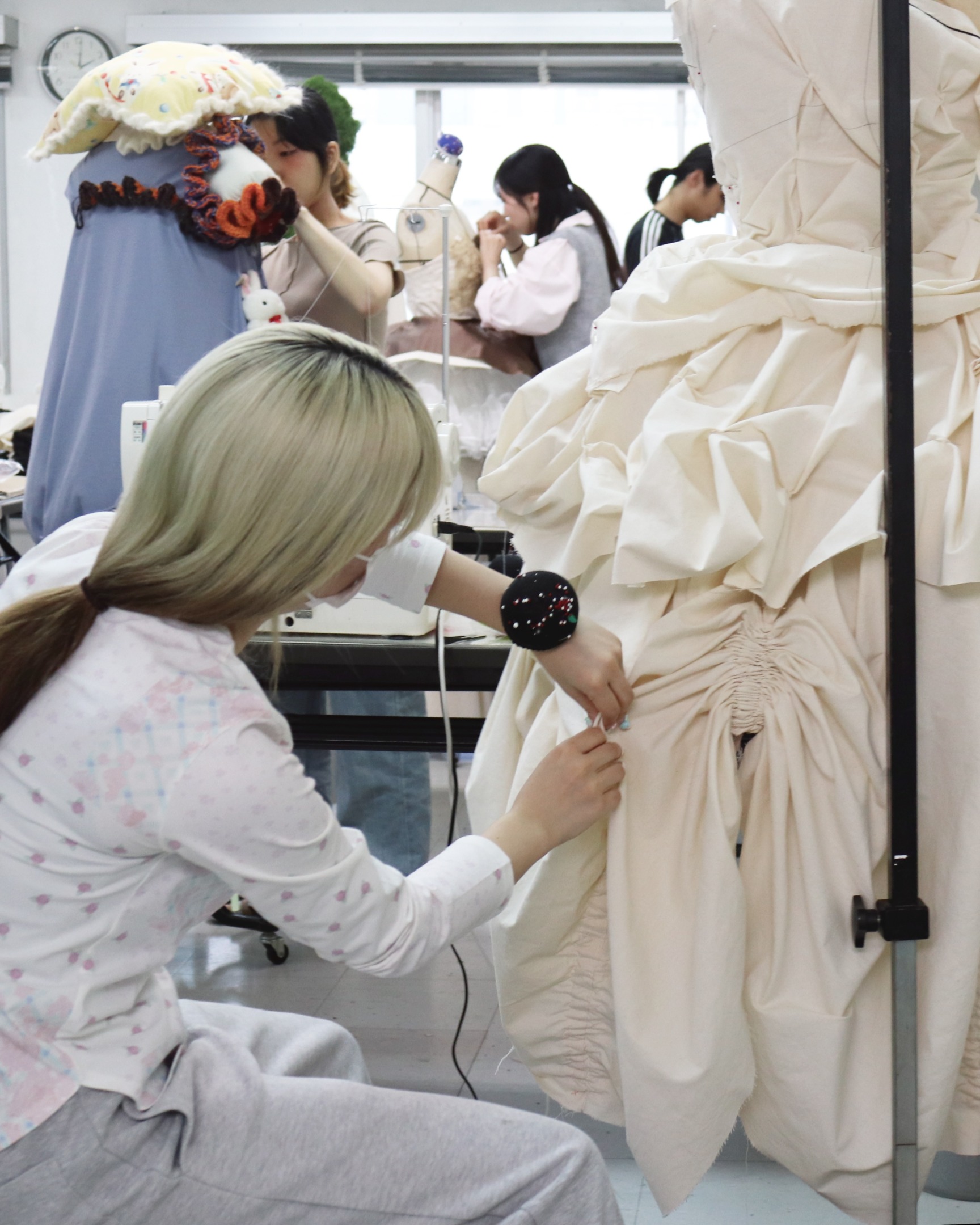 第一線の衣装デザイナーから学ぶ 衣装制作の授業が本格スタート