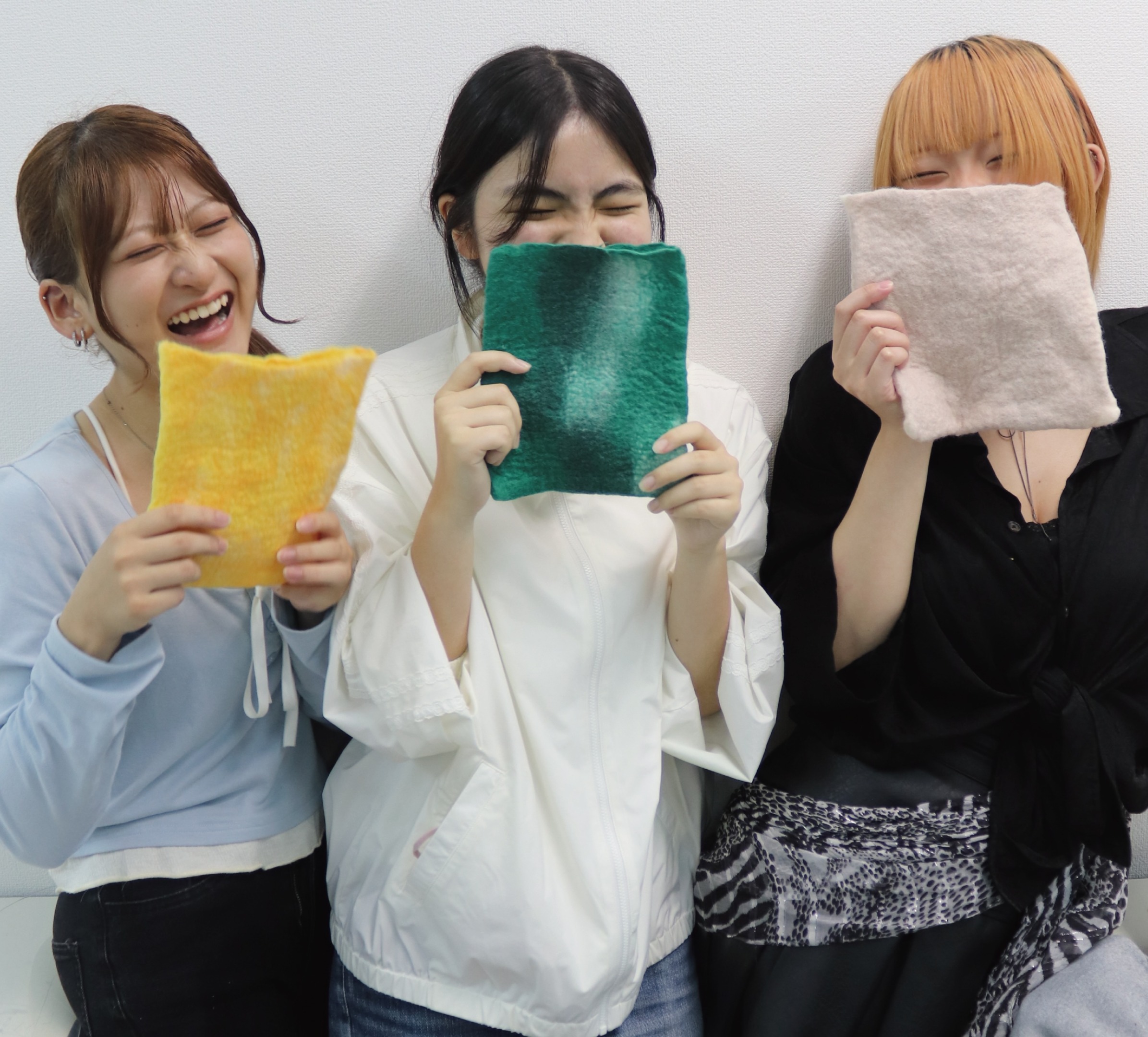 ファッションビジネス学科1回生がオリジナルフェルトポーチを制作!