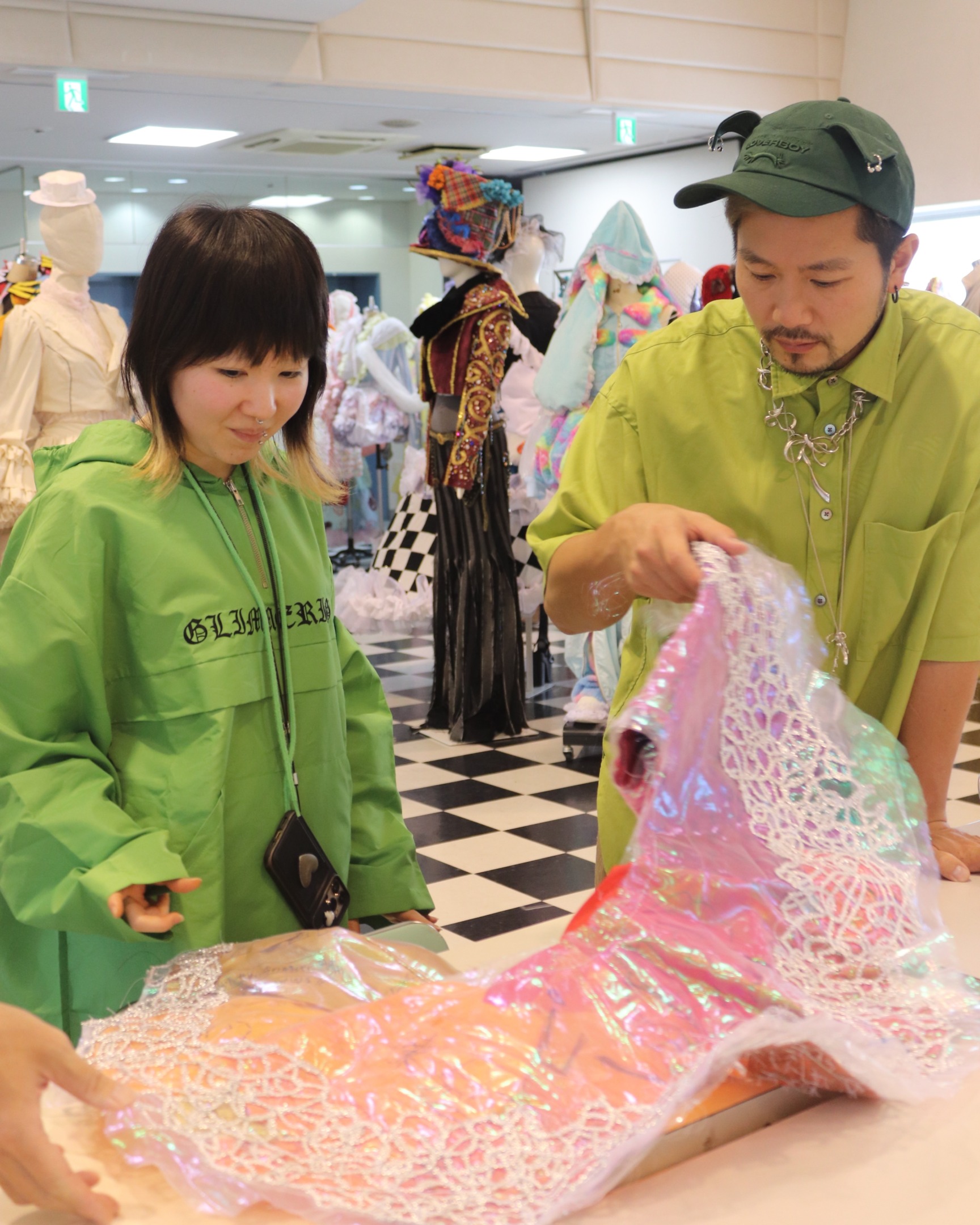 FRUITS ZIPPERやなにわ男子さんなどの衣装を手がけるコスチュームデザイナー、齋藤 ヒロスミさんの特別授業が進行中!