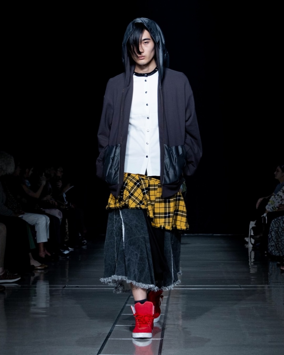 ルック08:黒のフーディーとチェック柄を合わせたストリートスタイル