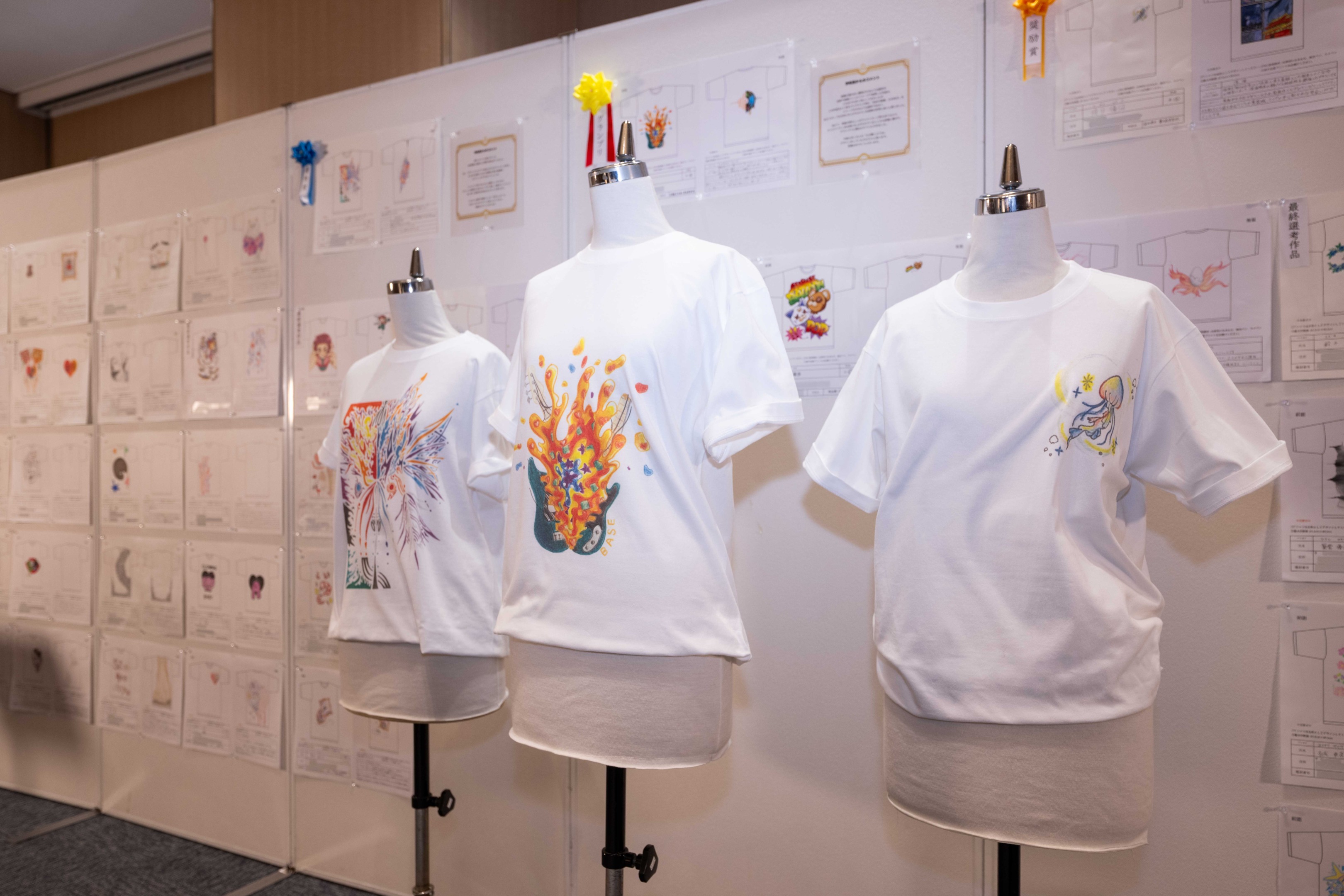 Tシャツデザイン画と製品展示の様子